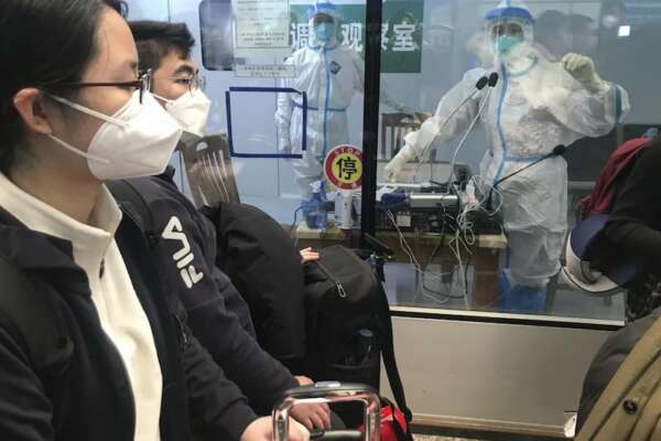 Primi arrivi dalla Cina, i tamponi obbligatori dopo il boom di casi covid: “Pechino non condivide informazioni”