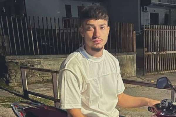 Schianto sulla Statale nel Napoletano, auto contro furgone: morti due giovani