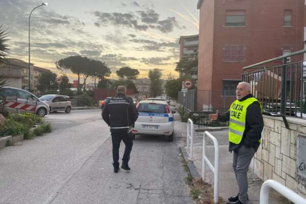 Bimbo bloccato nel traffico e in preda alle convulsioni, poliziotti volano in ospedale e lo salvano Bimbo bloccato nel traffico e in preda alle convulsioni, poliziotti volano in ospedale e lo salvano