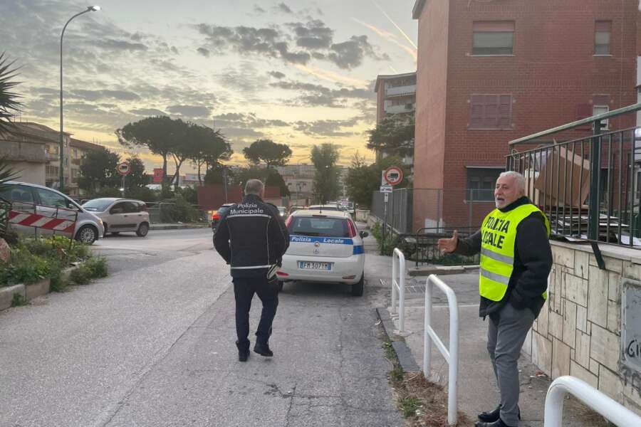 Bimbo bloccato nel traffico e in preda alle convulsioni, poliziotti volano in ospedale e lo salvano