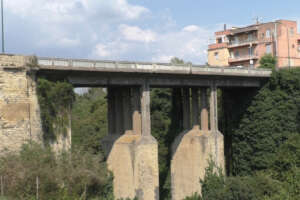 Ragazza appesa a un cornicione salvata dai carabinieri: le lacrime e le parole dolci di un maresciallo donna
