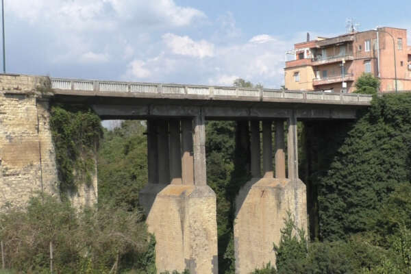 Ragazza appesa a un cornicione salvata dai carabinieri: le lacrime e le parole dolci di un maresciallo donna