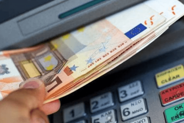 Prelievo nelle attività commerciali, l’idea di Giorgetti per l’accesso al contante dopo la chiusura dei bancomat