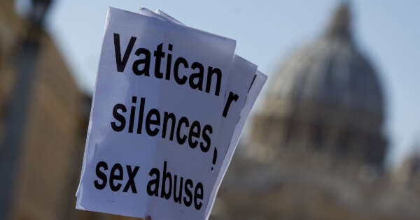 Foto Cecilia Fabiano  – LaPresse
23-02-2019 Roma ( Italia )
Cronaca: Zero March delle vittime di abusi sessuali in ambito ecclesiastico
Nella foto : due manifestanti davanti alla cupola di San Pietro
Photo Cecilia Fabiano – LaPresse
february 23, 2019 Rome ( Italy )
News: Zero March of the victims of clercy abuse 
in the pic: two demonstrators in front of st Peter’s Curch