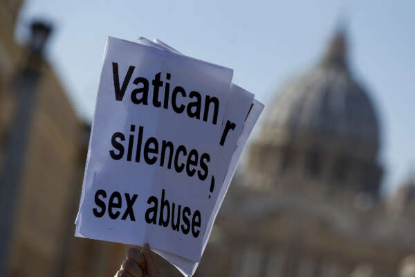 Foto Cecilia Fabiano  – LaPresse
23-02-2019 Roma ( Italia )
Cronaca: Zero March delle vittime di abusi sessuali in ambito ecclesiastico
Nella foto : due manifestanti davanti alla cupola di San Pietro
Photo Cecilia Fabiano – LaPresse
february 23, 2019 Rome ( Italy )
News: Zero March of the victims of clercy abuse 
in the pic: two demonstrators in front of st Peter’s Curch