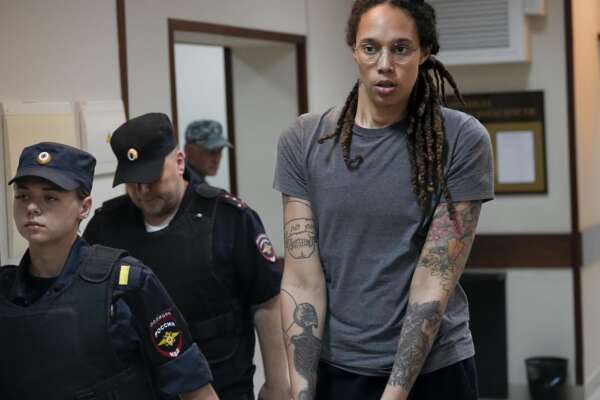 La cestista Brittney Griner libera, scambio di prigionieri come nella ‘Guerra Fredda’ tra Stati Uniti e Russia: Mosca ottiene il trafficante d’armi Viktor Bout
