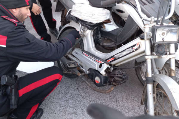 Migranti su moto e scooter rubati o senza assicurazione: blitz nei Cas a Napoli, 32 mezzi sequestrati