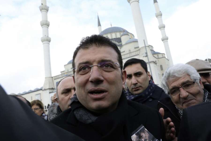 Il sindaco di Istanbul condannato, la sentenza ‘politica’ contro l’oppositore di Erdogan: così non potrà sfidare il Sultano nel 2023