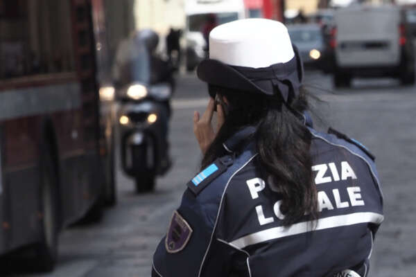 Aspirante vigilessa cacciata “perché bella e avvenente”, la rabbia del sindaco: “Non siamo vecchi bavosi”