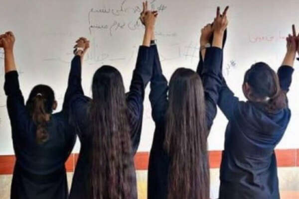 Si toglie il velo a scuola, ragazzina di 14 anni violentata e uccisa dalla polizia in Iran Si toglie il velo a scuola, ragazzina di 14 anni violentata e uccisa dalla polizia in Iran