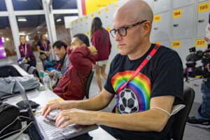 Giornalista americano muore durante Argentina-Olanda dei Mondiali, il giallo sul malore fatale per Grant Wahl: “È stato ucciso”