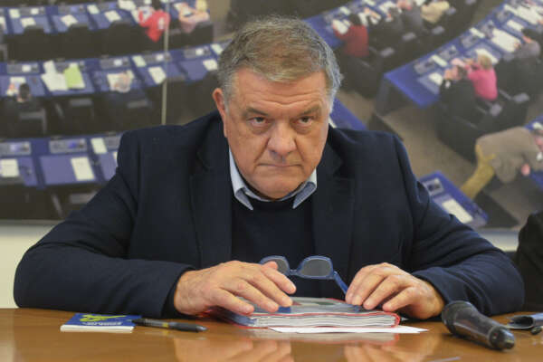 Caccia aperta ai conti di Panzeri, il Pd fa a gara chi è più duro e puro Caccia aperta ai conti di Panzeri, il Pd fa a gara chi è più duro e puro