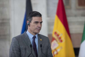 Elezioni Spagna, passo indietro del primo ministro Sanchez dopo batosta: “Voto a luglio, sconfitta ha un significato”