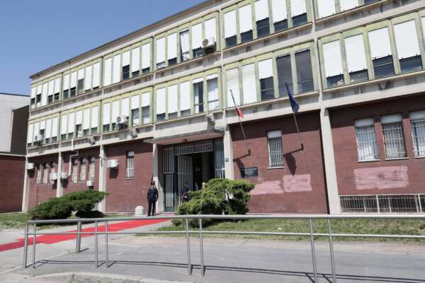 Cosa è successo nel carcere Beccaria, da istituto modello alla fuga di sette detenuti