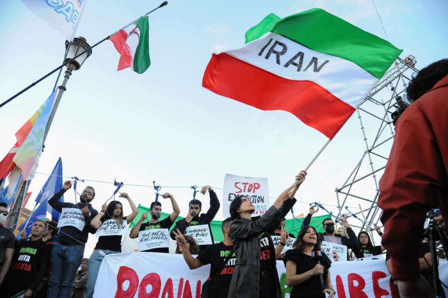 “In Italia 007 di Teheran infiltrati per controllare gli iraniani”, intervista a Samira Ardalani