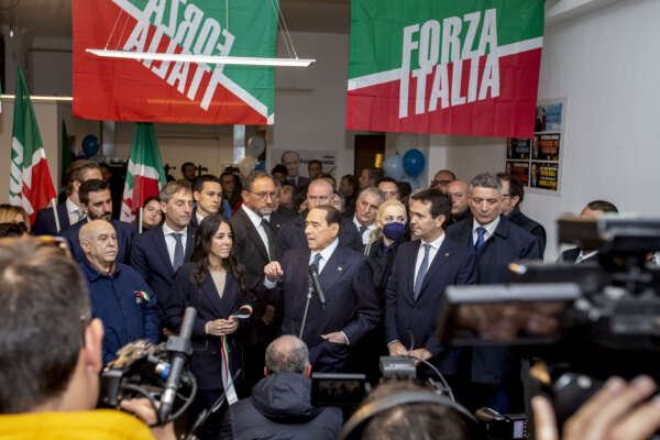 Tanti auguri Silvio Berlusconi, oggi verrai ricordato a… Paestum: Forza Italia è la tua negazione