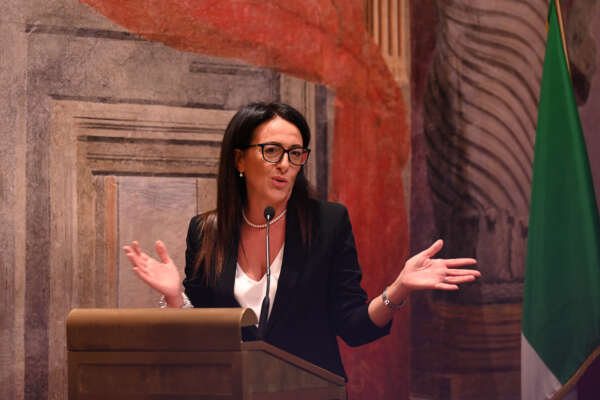 “Meloni e la manovra punitiva per le donne: fare figli e stare a casa”, l’attacco di Valeria Valente