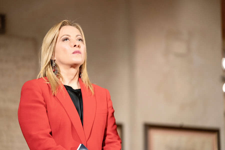 La metamorfosi della Meloni: da ribelle a suddita dell’Europa