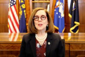 Chi è Kate Brown, la governatrice dell’Oregon che ha graziato 17 condannati a morte