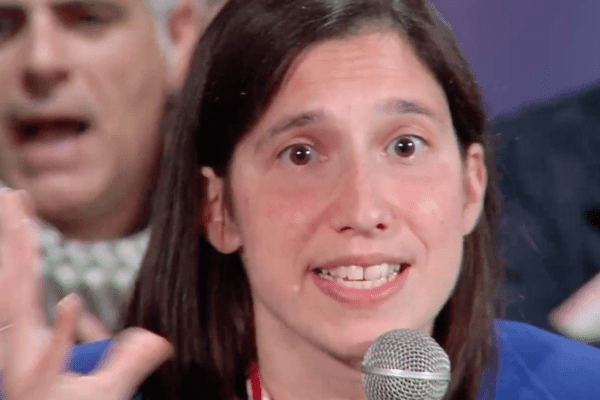Elly Schlein vuole il Pd: “Basta correnti, spinta fuori da Renzi che ci umiliava. Meloni non è femminista”