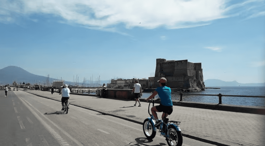 Domestico picchiato e derubato della bici elettrica: “Non parla da due settimane”