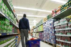 Fa la spesa gratis e lancia barattolo di nutella contro direttore, massacrato poi con calci e pugni