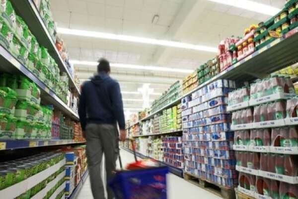 Fa la spesa gratis e lancia barattolo di nutella contro direttore, massacrato poi con calci e pugni Fa la spesa gratis e lancia barattolo di nutella contro direttore, massacrato poi con calci e pugni