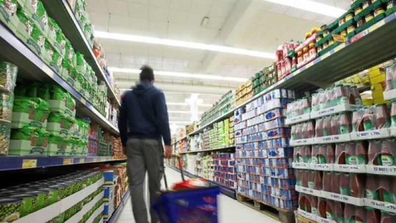 Fa la spesa gratis e lancia barattolo di nutella contro direttore, massacrato poi con calci e pugni