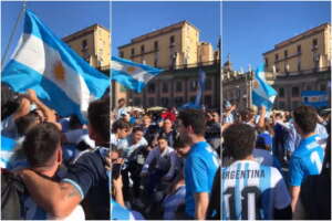 Finale Mondiali in Qatar, l’entusiasmo dei tifosi argentini esplode a Napoli: in 500 in piazza Dante