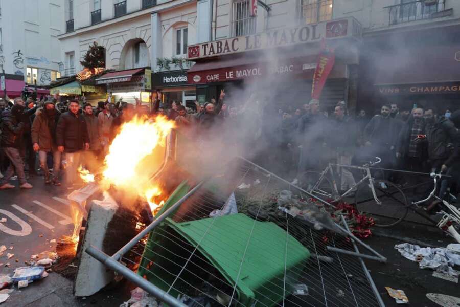 Guerriglia a Parigi dopo la sparatoria, scontri tra comunità curda e polizia: incendi e barricate