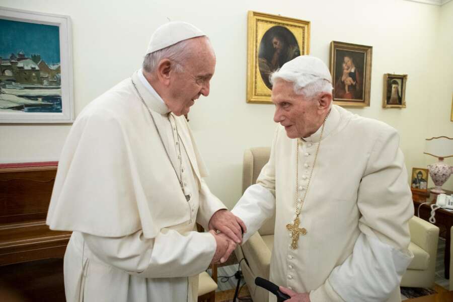 Perché Benedetto XVI ha lasciato il papato, le storiche dimissioni: “Le mie forze per l’età avanzata non sono più adatte”