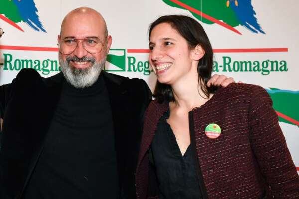 Schlein contro Bonaccini, sfida tv a distanza per la leadership del PD: convergenza sul “partito del lavoro”, non sul cambio del nome Schlein contro Bonaccini, sfida tv a distanza per la leadership del PD: convergenza sul “partito del lavoro”, non sul cambio del nome