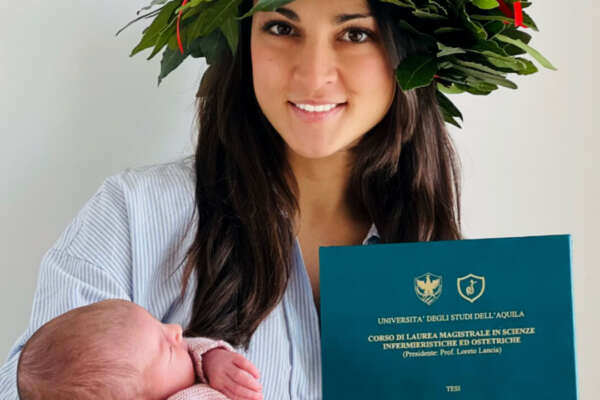 Si laurea durante il travaglio, la storia di Martina: nello stesso giorno diventa mamma e dottoressa