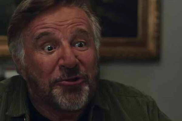 Christian De Sica e il vino abruzzese “di mer..a”, la battuta nel film di Natale alza un polverone politico e Netflix cambia il trailer