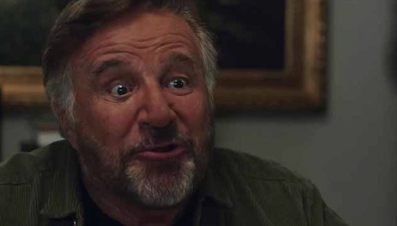 Christian De Sica e il vino abruzzese “di mer..a”, la battuta nel film di Natale alza un polverone politico e Netflix cambia il trailer