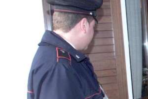 Si fingono carabinieri e gli perquisiscono casa, ma è una truffa: imprenditore derubato e poi scaricato per strada