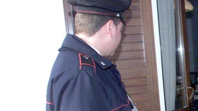 Si fingono carabinieri e gli perquisiscono casa, ma è una truffa: imprenditore derubato e poi scaricato per strada