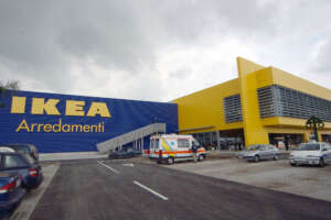 Assalto a furgone portavalori nel parcheggio dell’Ikea di Afragola, panico tra i clienti ma il colpo fallisce