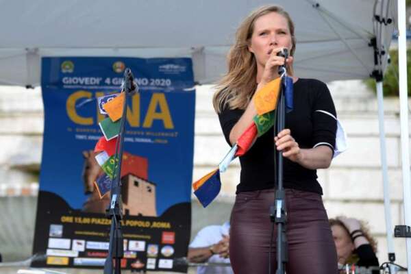 Le stazioni cinesi di polizia una “pratica mafiosa”, l’Europa apre gli occhi contro gli sportelli che ‘educano’ i dissidenti Le stazioni cinesi di polizia una “pratica mafiosa”, l’Europa apre gli occhi contro gli sportelli che ‘educano’ i dissidenti