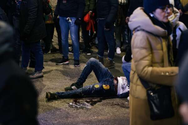 Marocco in festa, a Milano la gioia per la semifinale mondiale finisce nel sangue: grave un ragazzo accoltellato nella folla
