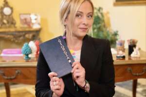 Gli italiani bocciano la soglia a 60 euro, preferiscono il pos: il sondaggio sulla manovra Meloni