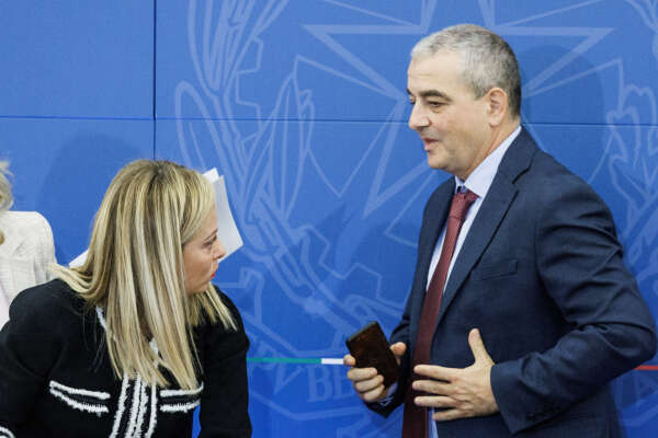 La ‘guerra’ sulla manovra tra governo e Bankitalia, Fazzolari all’attacco: “Critica perché è partecipata da banche private”, poi la retromarcia