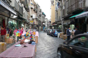 Migrante denuncia la camorra, Piantedosi stringerà la mano al “carico residuale”?