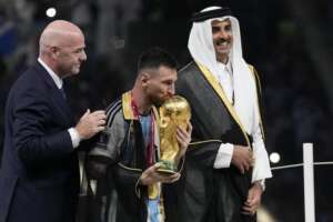 Cos’è il Bisht, la tunica indossata da Messi alla premiazione del Mondiale: “Sfregio all’Argentina”