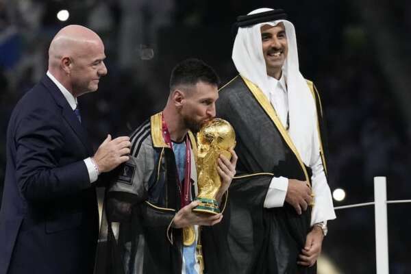 Cos’è il Bisht, la tunica indossata da Messi alla premiazione del Mondiale: “Sfregio all’Argentina”