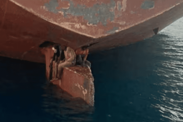 Migranti aggrappati a un timone per 11 giorni, cosa vuol dire la speranza