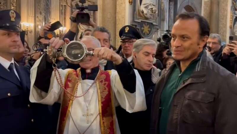 Miracolo di San Gennaro, si è sciolto il sangue: si rinnova il “prodigio laico”