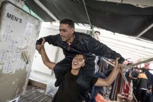 La Ocean Viking è arrivata al porto di Ravenna, i 113 migranti “stanchi e provati”