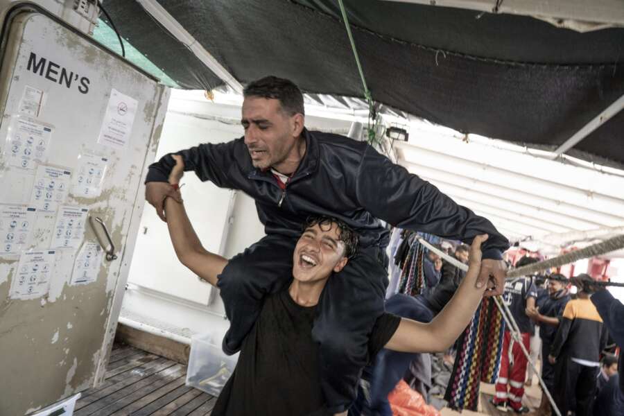 La Ocean Viking è arrivata al porto di Ravenna, i 113 migranti “stanchi e provati”