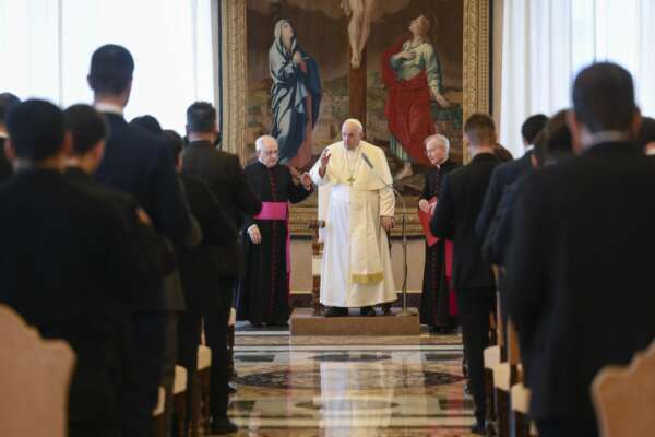 Papa Francesco: “Ho già firmato le dimissioni in caso di malattia, entro due anni una donna guiderà un dicastero”